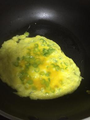 锅中加橄榄油，倒入蛋液，待固体后盛储备用