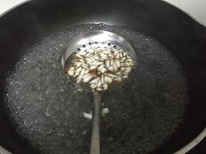 第2份加入香菇末，加入料酒和盐拌匀