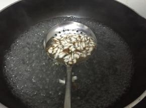 第2份加入香菇末，加入料酒和盐拌匀
