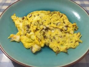 锅中加橄榄油，倒入蛋液，待固体后盛储备用