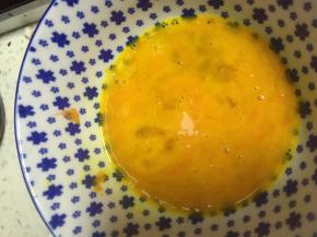 第3份加入胡萝卜末，加入料酒和盐拌匀