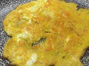 锅中加橄榄油，倒入蛋液，待固体后盛储备用