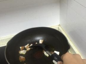 锅里倒入橄榄油，加热，倒入大块香菇翻炒1-2分钟