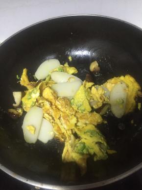 将做好的三色蛋饼加入锅中，翻炒1-2分钟