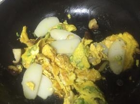 将做好的三色蛋饼加入锅中，翻炒1-2分钟