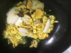 依次加入少量水、适量盐、搅拌均匀，翻炒5分钟左右，使得年糕软糯