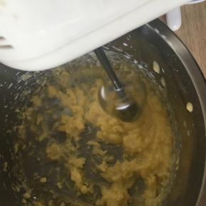 50g黄油加35g糖粉、牛奶、炼乳和香草精，打发成絮状