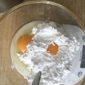鸡蛋加低粉、50g糖粉，搅拌均匀，