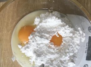 鸡蛋加低粉、50g糖粉，搅拌均匀，