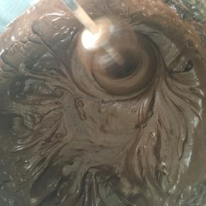 .将可可糊和鸡蛋面糊均匀混合