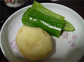 将土豆和青椒洗净，切片