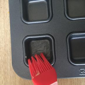 模具底层刷油（软化的黄油）