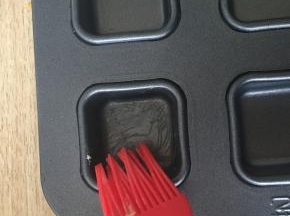 模具底层刷油（软化的黄油）