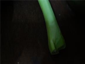 将葱切片，入锅，加油，煎香