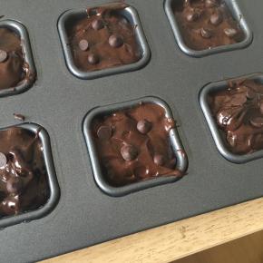 将可可蛋糕糊倒入模具，然后撒上巧克力豆