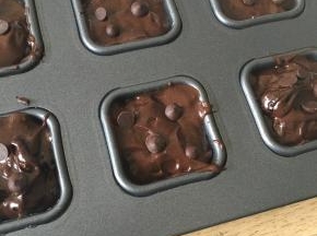 将可可蛋糕糊倒入模具，然后撒上巧克力豆