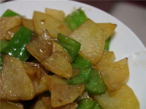 将土豆片和青椒片入锅，加酱油、料酒，烹熟，关火出锅