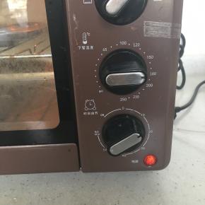 烤箱预热到180度，上下火烤制