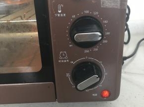 烤箱预热到180度，上下火烤制