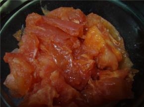 将西红柿洗净去皮，切小块。（西红柿用开水烫一下更好去皮）