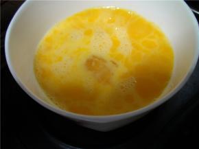 鸡蛋打散，炒成鸡蛋块后备用。