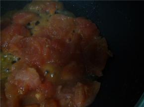 锅烧热加入葱、油，炒香加入西红柿，加入料酒，炒成西红柿酱。