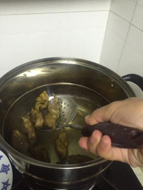 煮熟后，捞出菱角