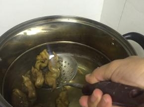 煮熟后，捞出菱角