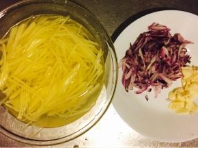 土豆和葱头切丝，然后土豆要放入清水中泡个十分钟，将淀粉冲走，沥水备用
