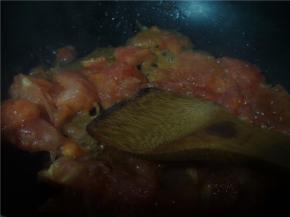 将番茄洗净去皮切块、加油炒酱，加葱炒香