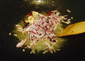 放入切好的葱头，快算翻炒；