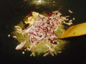 放入切好的葱头，快算翻炒；