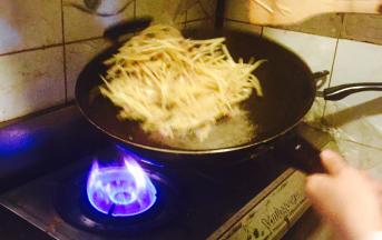 葱头很快会出香味，再将土豆丝放入，大火翻炒吧；