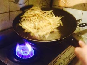 葱头很快会出香味，再将土豆丝放入，大火翻炒吧；