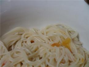 下挂面煮熟，捞出