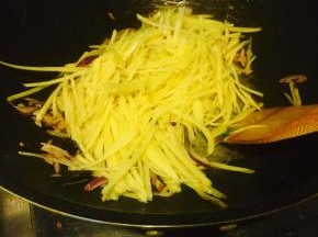 当土豆丝颜色呈金黄状时，沿锅边倒入陈醋，翻炒两下后放盐出锅