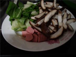 将油菜、香菇洗净切片，火腿切块。
