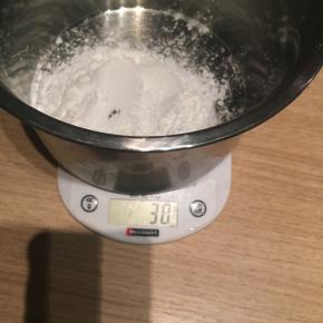 称取原料：250g 牛奶、30g玉米淀粉、25g糖粉（或白砂糖）、少许炼乳，