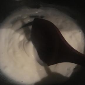 将原料搅拌均匀，倒入锅中小火加热至粘稠状态