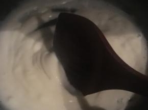 将原料搅拌均匀，倒入锅中小火加热至粘稠状态