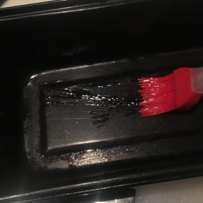 找一个矩形容器，涂一层油