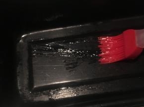 找一个矩形容器，涂一层油