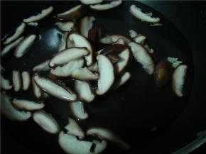 香菇用水焯熟