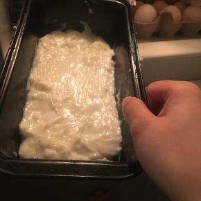 倒入浓稠的奶糊至矩形容器，晾凉奶糕后，入冰箱冷藏1小时以上