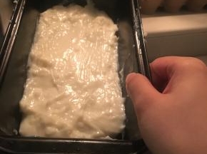 倒入浓稠的奶糊至矩形容器，晾凉奶糕后，入冰箱冷藏1小时以上