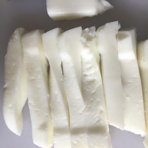 .将冷藏后的奶糕切条，