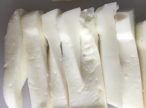 .将冷藏后的奶糕切条，