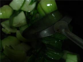 加油菜、料酒，炒熟