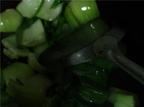 加油菜、料酒，炒熟