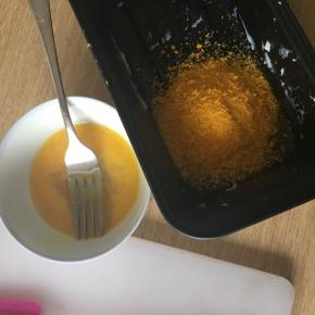 准备一个鸡蛋（打散成蛋液）、适量面包糠